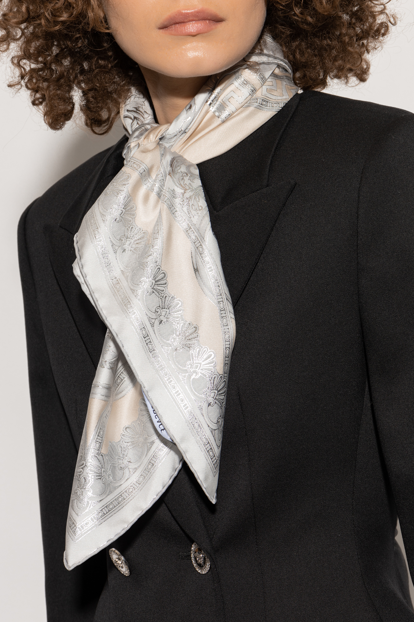 スカーフ VERSACE Woman Scarf Grey 10016001A13785 5E450 Versace Silk scarf | Men's Accessorie | Vitkac